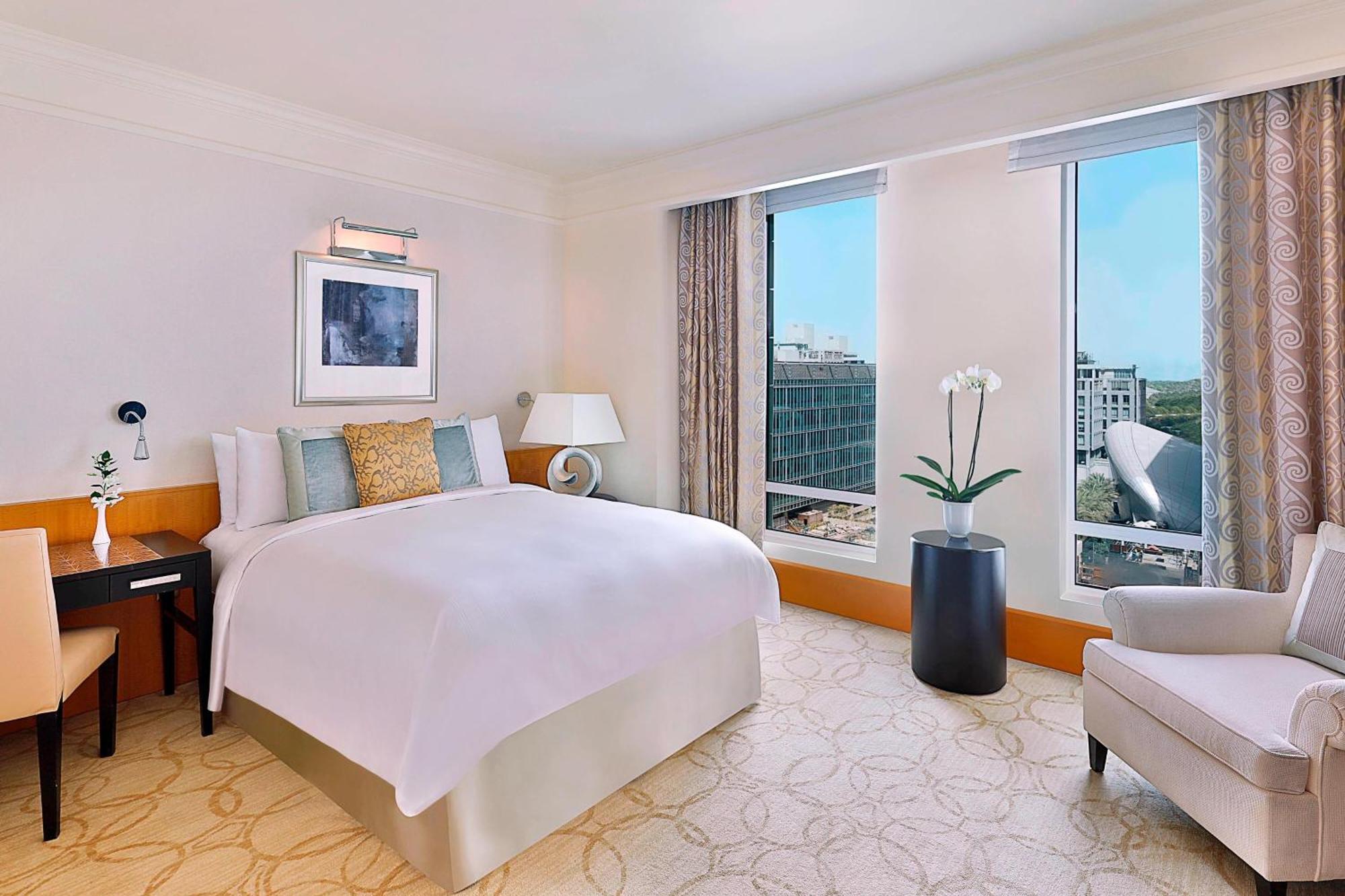 Deluxe Three-Bedroom Apartment